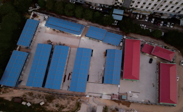 Fotografía aérea de edificios K-House con techos azules alrededor de un patio central