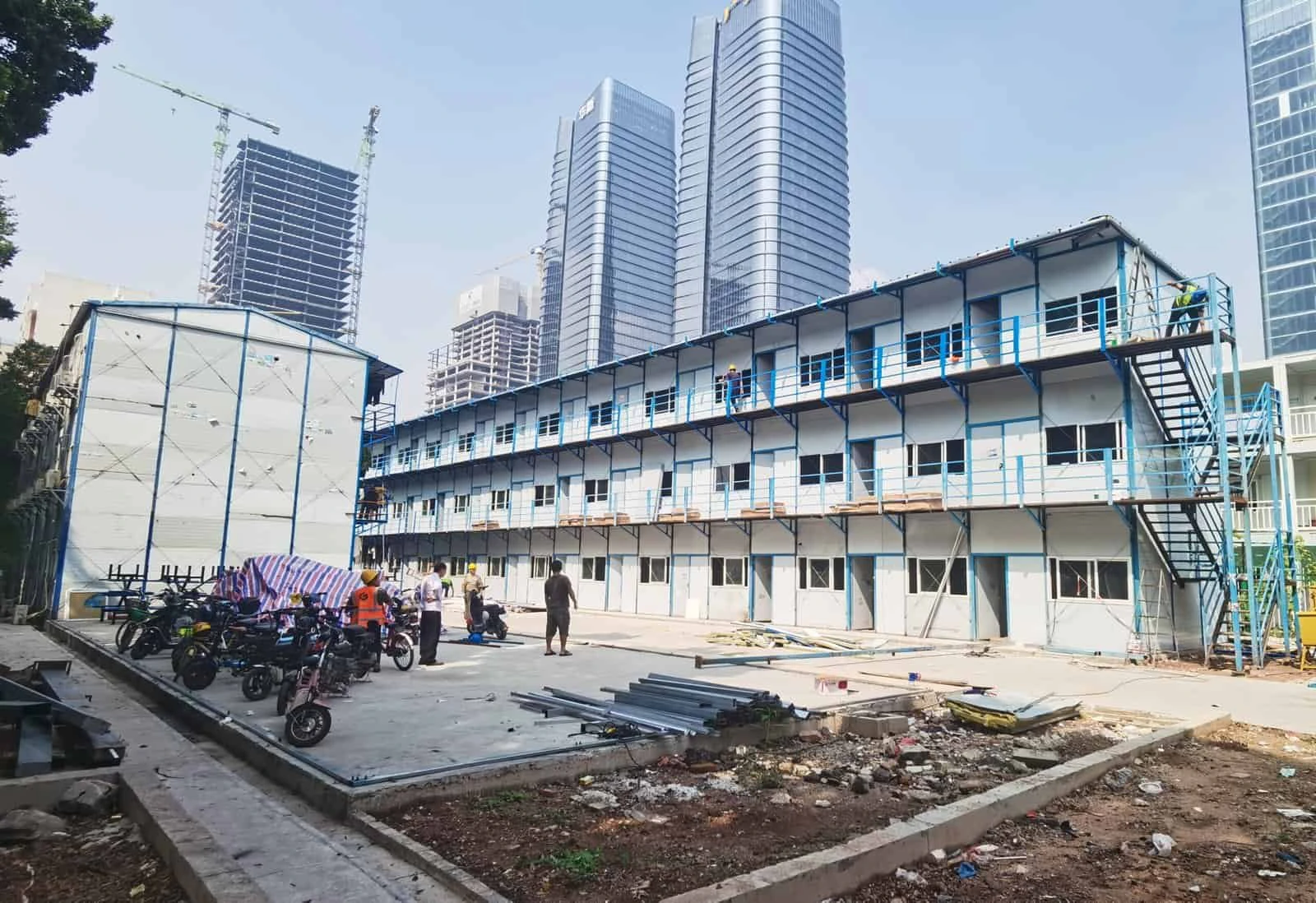 Edifício para dormitórios T-House de três pisos com passadiços e escadas exteriores